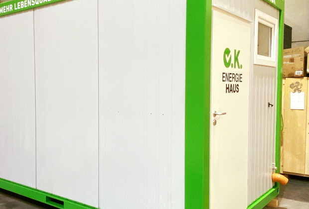 OK-Haus Container in den Farben weiß-grün